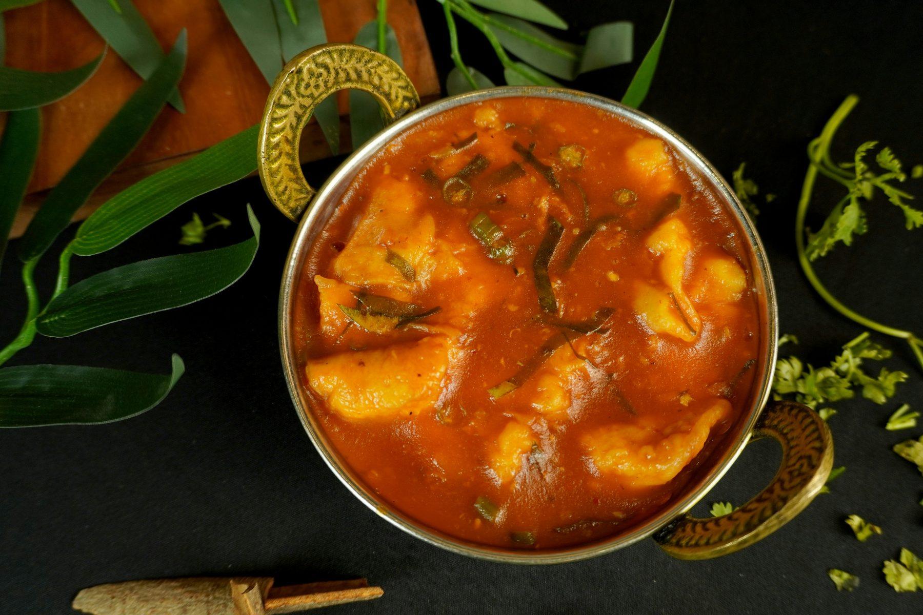 Curry servi en kadhai de laiton