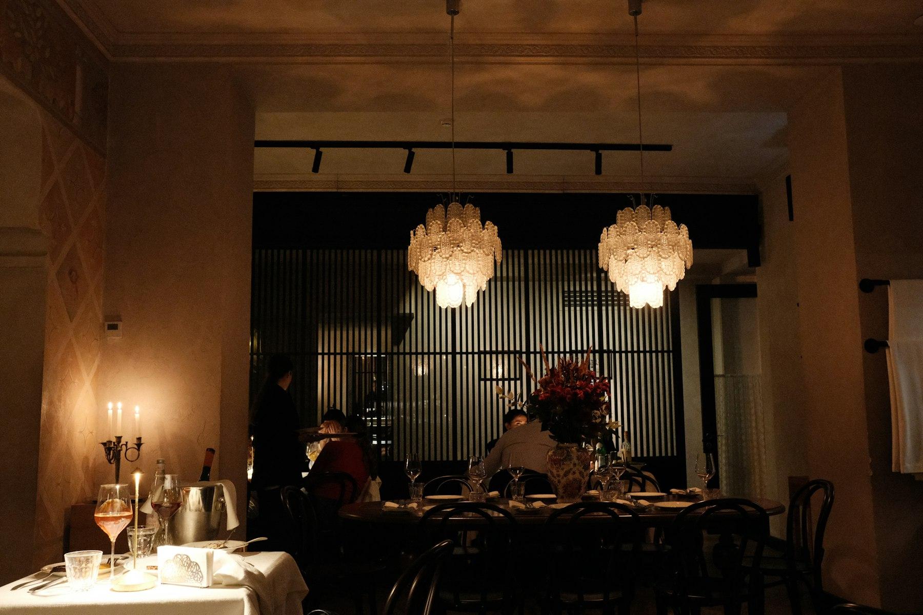 Salle du restaurant O2 à la lumière des lustres