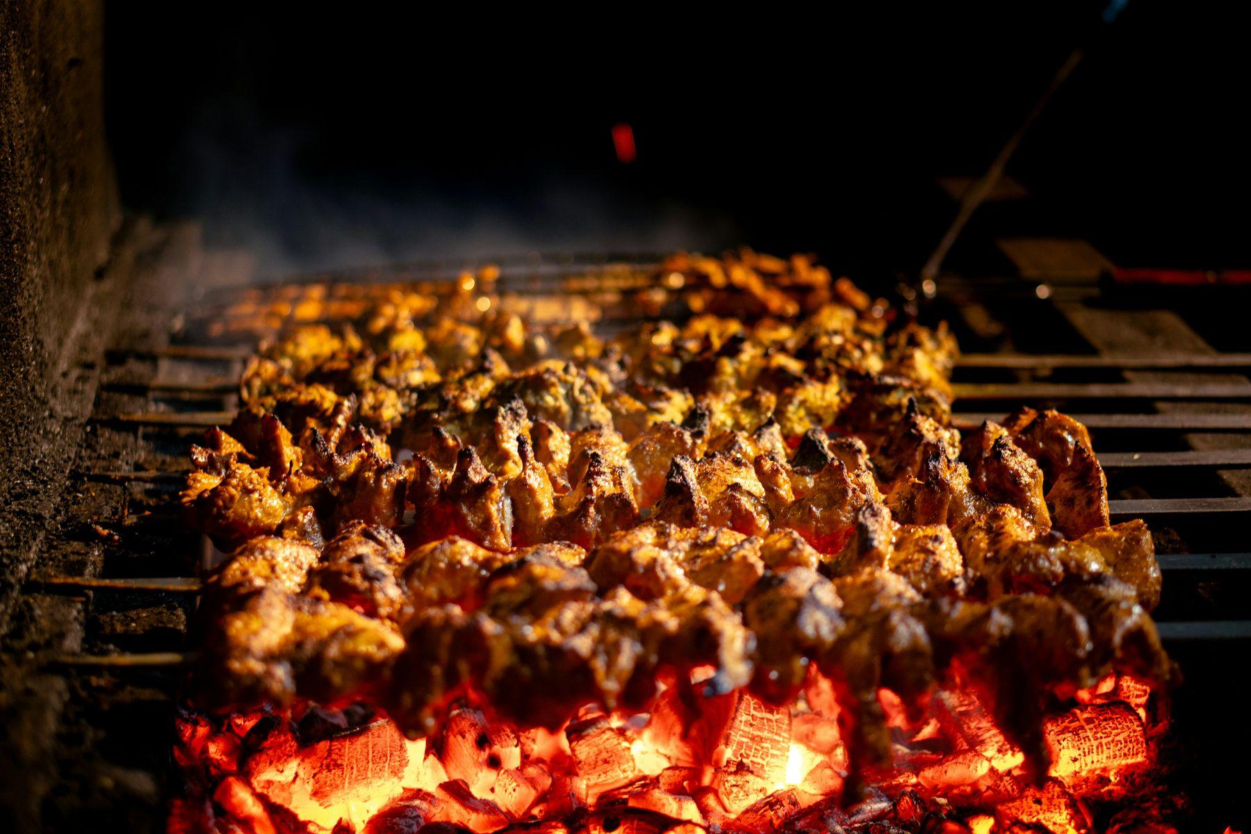 Brochettes marinées saisies sur les braises du tandoor